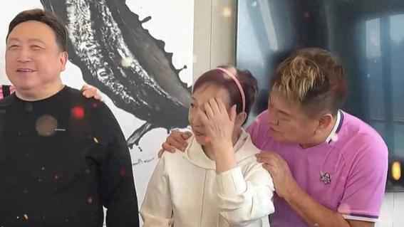 75岁陈百祥在香港，为老婆庆祝生日，大方秀恩爱，亲吻黄杏秀脸颊