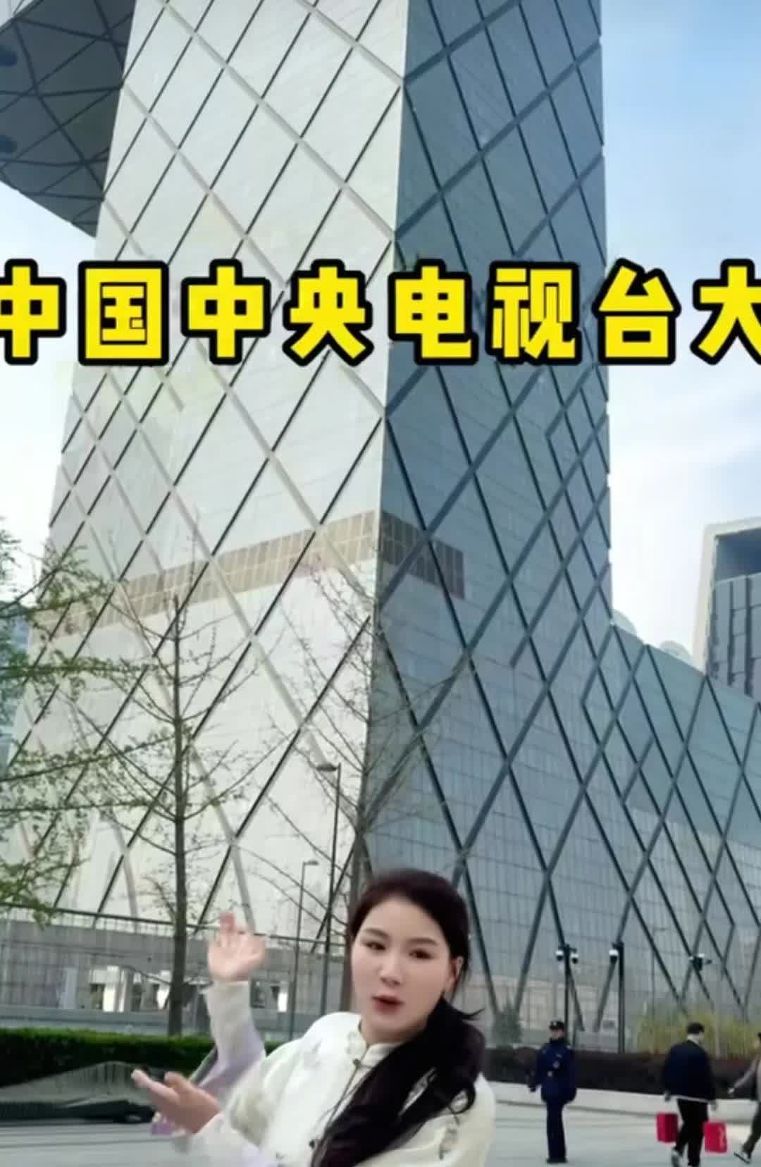 张白鸽来到中央电视台大厦，参加访谈节目的录制。白鸽确实很优秀，她在没有资源，没背