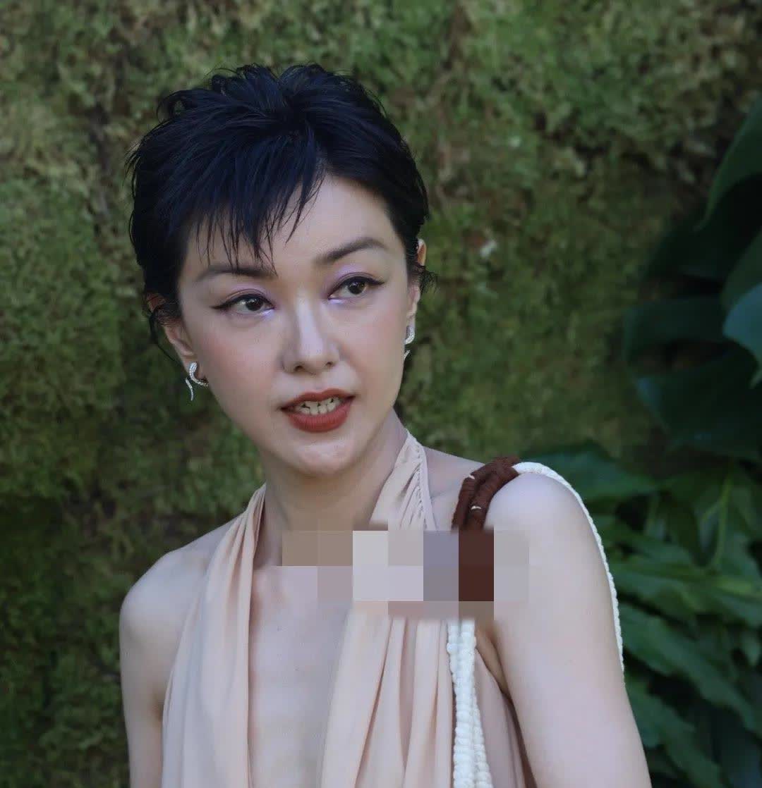 这是郭采洁吗？[石化]
好久不见，容颜已变。
离开美颜，本尊显现。
古灵精