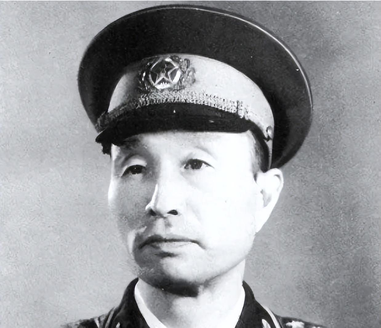 1964年，张爱萍将军到酒泉某基地视察，突然，他发现有10多名背着斜挎包的战士站