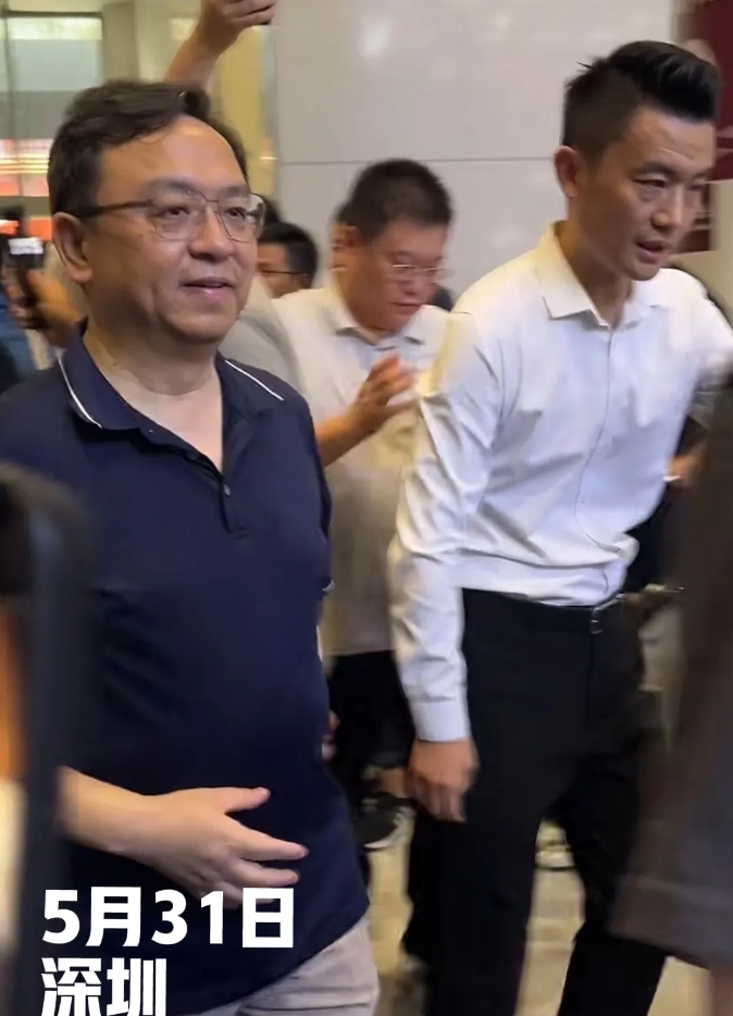 王传福到粤港澳大湾区车展来参观，这次显得极为低调，就是一件很普通的汗衫。
比亚迪