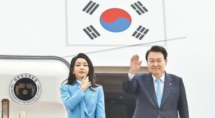 尹锡悦和夫人金建希，同时被拘了，领导人是说换就换。

李在明家里的相框，是孩