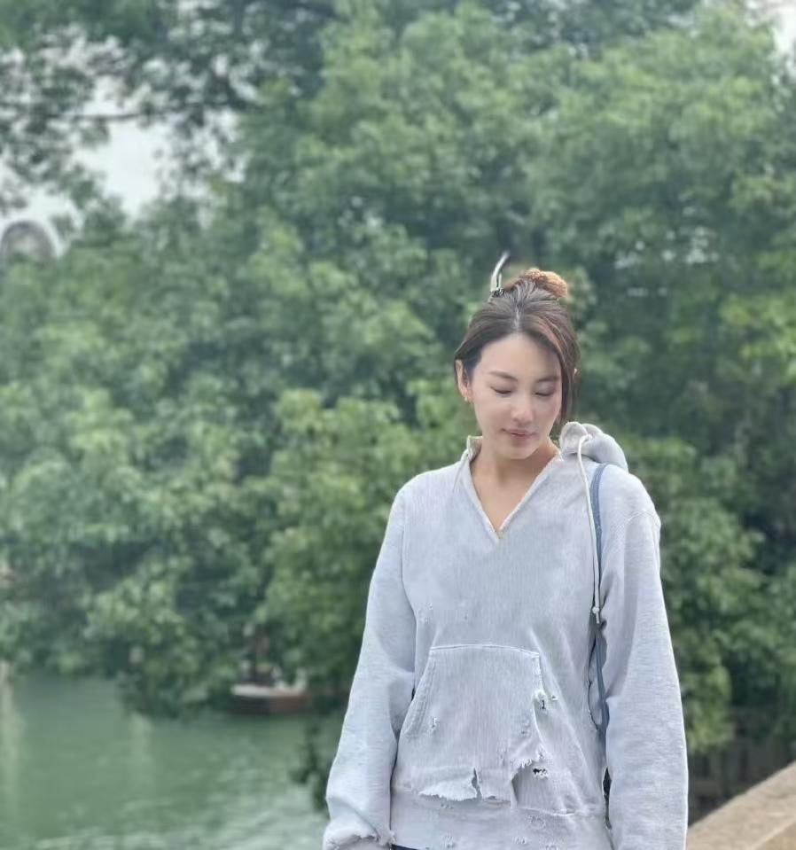 破防了，原来明星和普通人的区别可以这么大。
在街上遇到很有意思的一幕，一位大概4