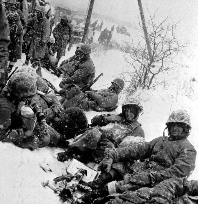 1950年，27军94师副政委杨家华，亲自带着300名士兵抢了志愿军的军火库，副