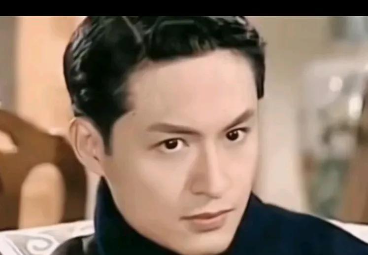 一个鼻子毁了一张脸，如果他的鼻子长得再好看一些他绝对是男人中的佼佼者，拥有着超高