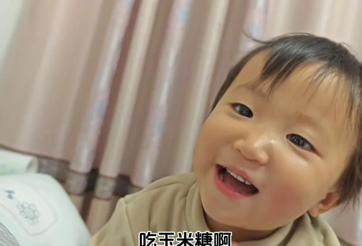 这满宝为了吃玉米糖真是煞费苦心啊！和妈妈搞价商量中，给妈出主意，句句主打一个解决