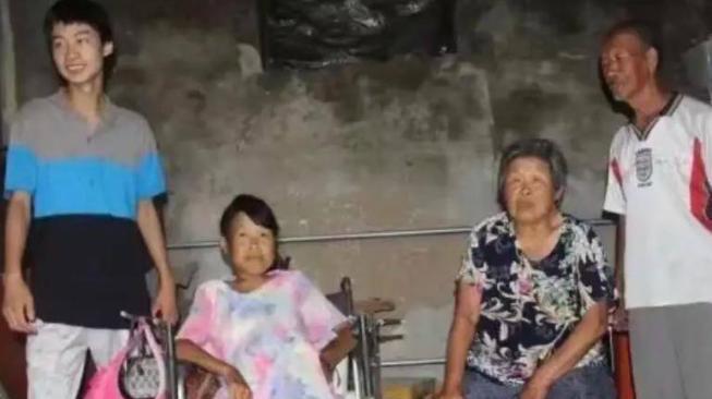 河北一名考生高考取得了744分的高分，清华大学的校长亲自携带录取通知书前往其家中