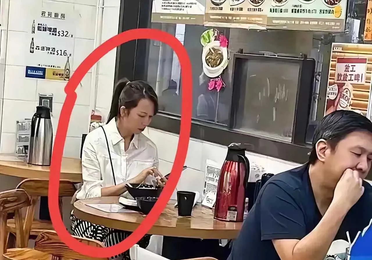 香港街头偶遇明星











天哪！你敢信？那些闪耀的明星，在香港街头