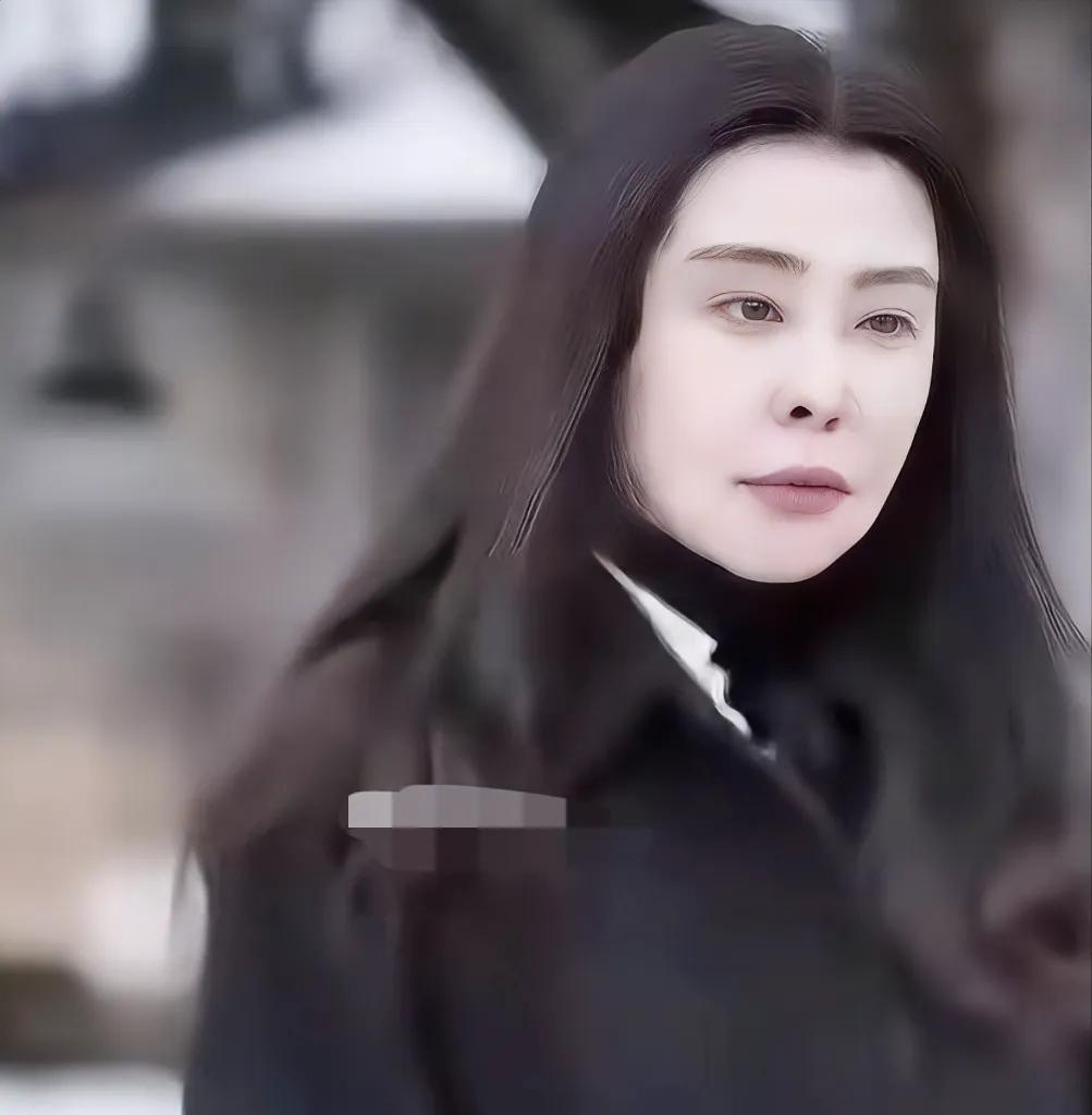 这居然是我少年时代的女神？
大家能认出来是谁吗？
她就是香港女星王祖贤，
当年是