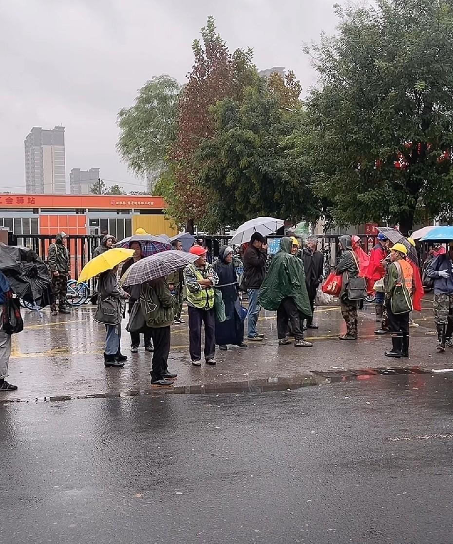 中秋雨里的济南劳务市场：为碎银几两，他们不曾停下脚步
今天是八月十五中秋节，天还