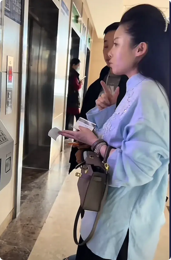 陕西西安，外卖小哥摔伤骨折后没钱做手术，为了省钱，止痛针都不打。同病房好心女子暖