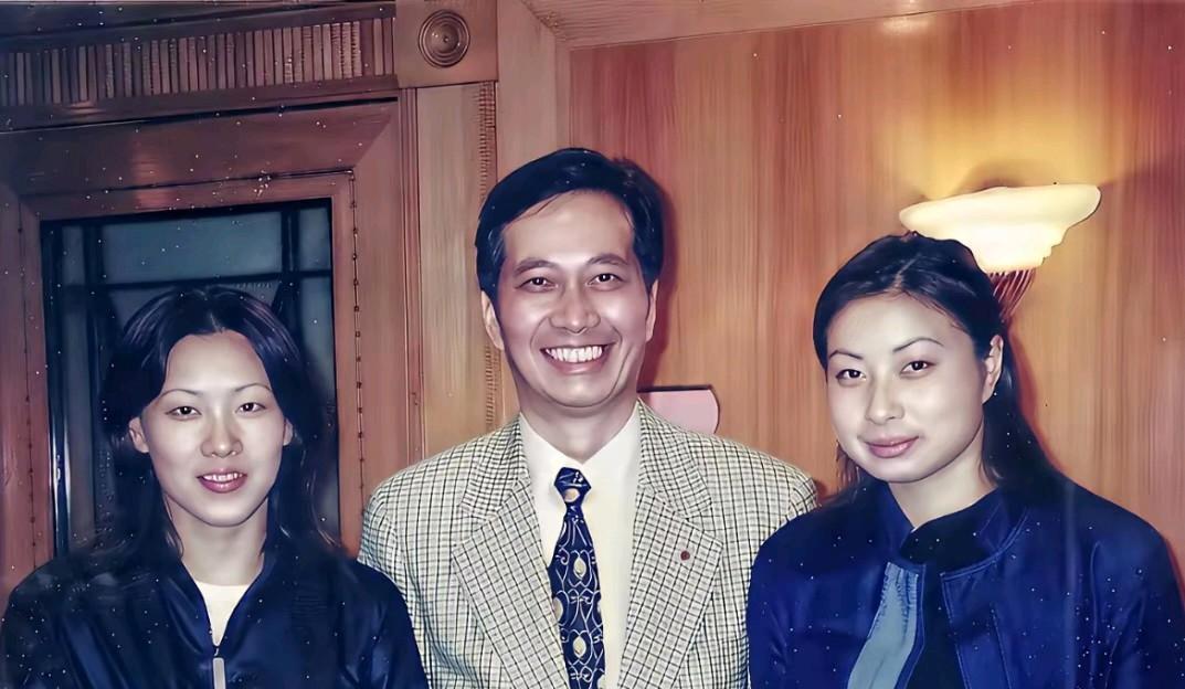 翻到了一张跳水皇后伏明霞与郭晶晶年轻时的照片，两位实力与颜值并存的女子，彼时的她