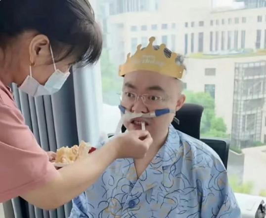 刘强东庆生关注渐冻症



一个被宣告“即将失明”的人，会如何面对接下来的生活？