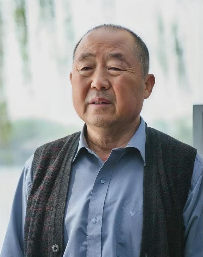 他长得不好看，相貌普通，但是很有演技。《空镜子》和《闯关东》里都有他特别出色的演