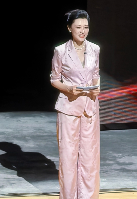 周涛不愧是央视的顶级美女，身材完美是天生的衣服架子，个子高挑，穿上这一身粉色西装