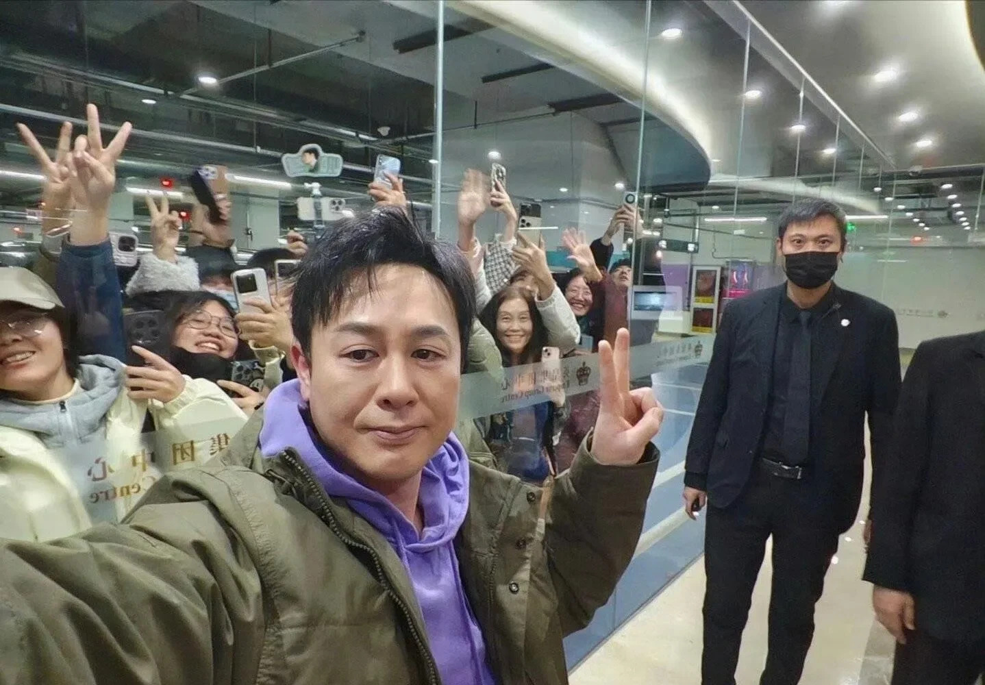 张颂文粉丝送白花引争议











难以置信！粉丝竟然送白花给张颂文，