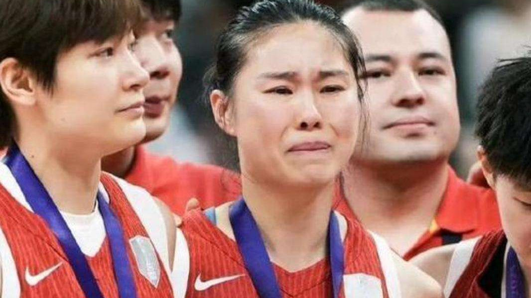 女篮亚洲杯颁奖现场，意外画面出现，王思雨摘奖牌，宫鲁鸣显尴尬