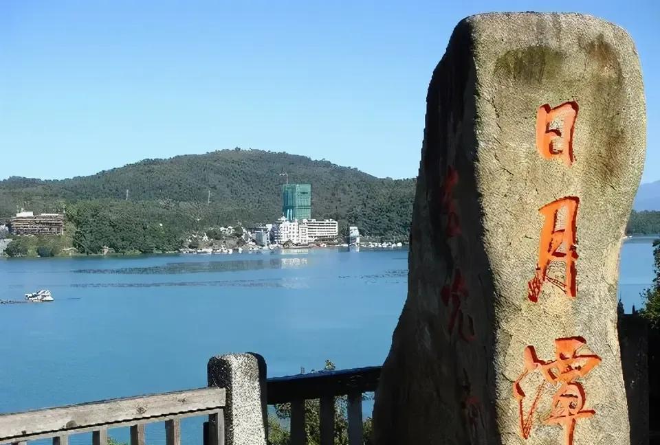 有专家建议，既然和平统一的希望十分渺茫，而武力统一代价又太大。
那么，能不能又来