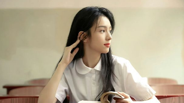 周也这妆造，真的很适合校园风穿搭！