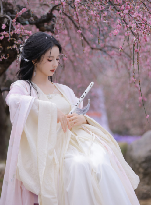 刘些宁的春日古风穿搭，这氛围感太强了，喜欢！