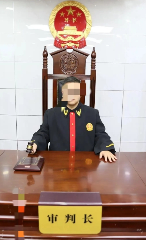 温州永嘉县这个审判长火了，
不是因为他判了订婚 强 奸案，
也不是他做了什么好事