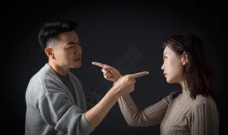 现在的社会，夫妻之间会吵架，小打小闹，是非常正常的。
但是吵架的方式，什么往往离