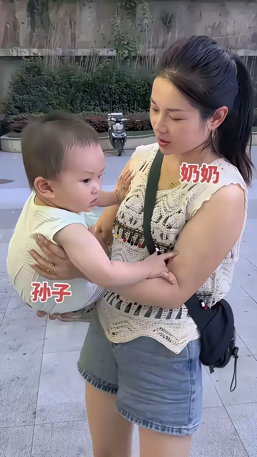 年轻女士就当奶奶，这能是好事吗？
有网友说，她亲戚17岁生娃，儿子17岁当爹，3