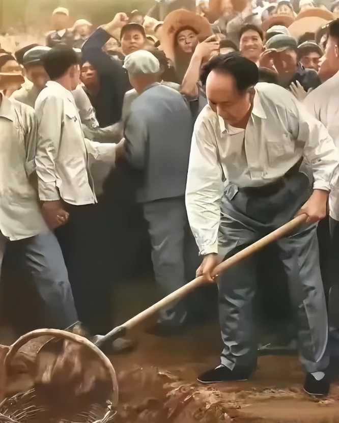 50年代，毛主席亲自参加劳动的一幕，主席以身作则！

一张珍贵的照片拍摄于十三陵