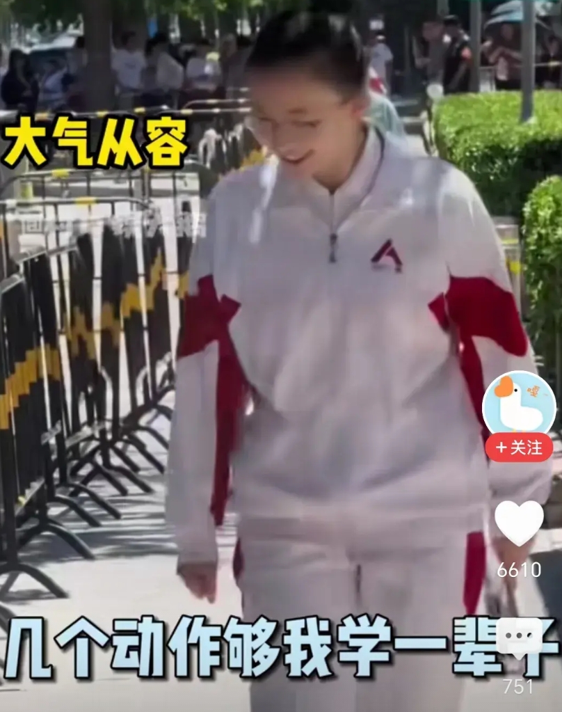 大家看看，这两个网上爆火的女孩区别在哪里
 一个是去年火的人大附中的女孩，彬彬有