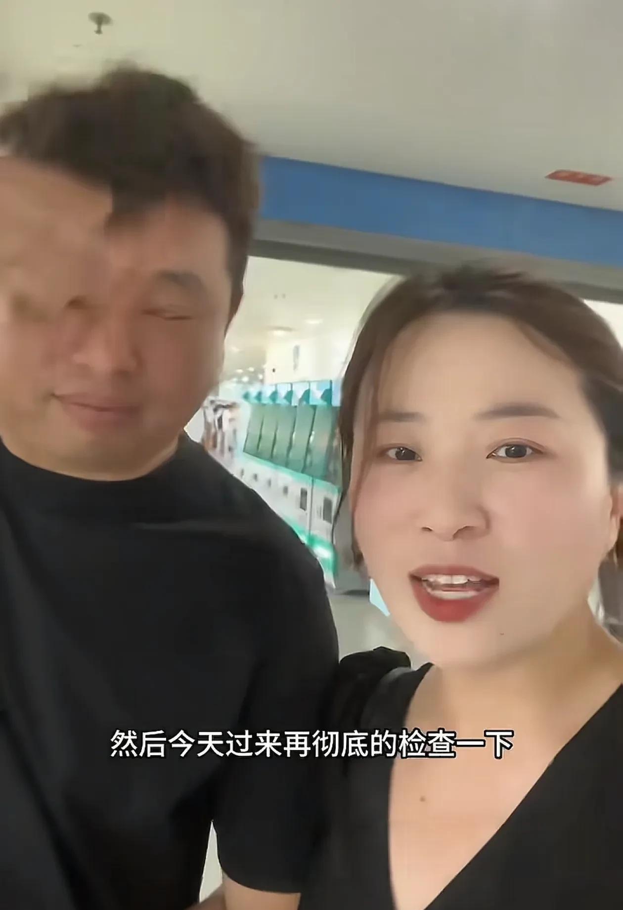 上次刷到小娜的视频是和卷毛闹矛盾后和好的视频，说卷毛病了，这次又刷到小娜陪卷毛在
