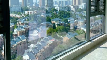 杭州封阳台怎么选？从玻璃到门窗，这份「家的结界」指南请收好