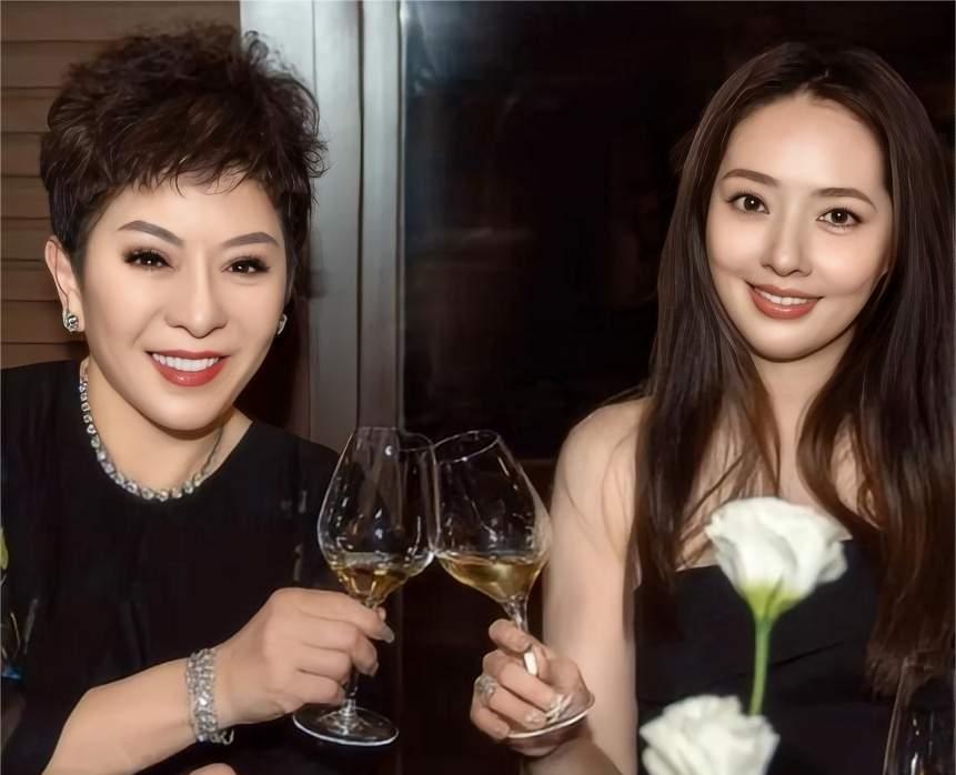 向太说她选儿媳不看中门当户对，因为所谓的家族联姻，如果两个孩子不喜欢彼此，最后大