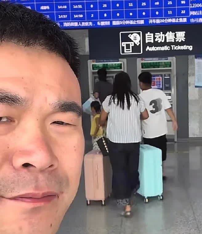 阿杜让李佳给他买票！
李佳自己带着孩子去内蒙古玩了，本来妹妹梦凡一家要一起的，