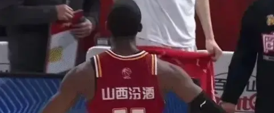 吉伦沃特被追加处罚了，停赛1场，罚款5万，杜峰也被罚2万！但事情的重点是：

第