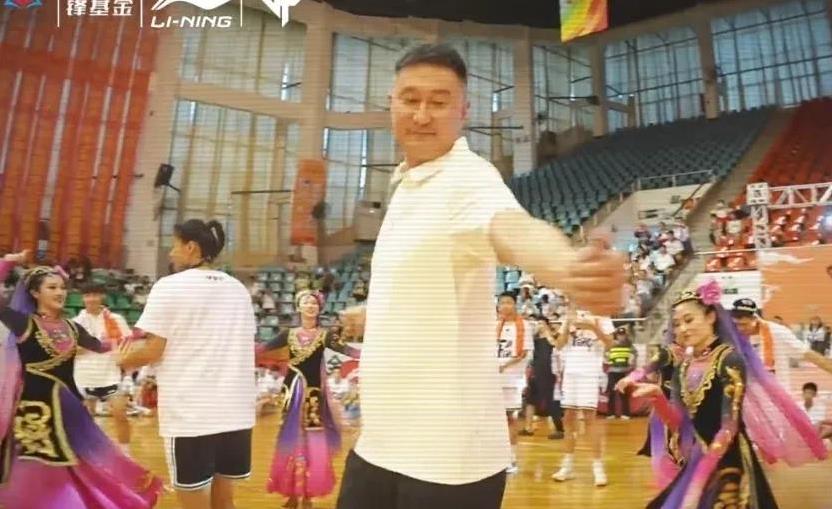 广东队主教练杜锋已经回到广东！
今天中午，广东队已经离开可克达拉市，顺利抵达库尔
