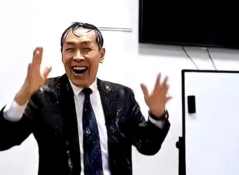 [微风]许老爷子，悠着点！
      北京队回到更衣室，球员们兴奋的过上了“泼