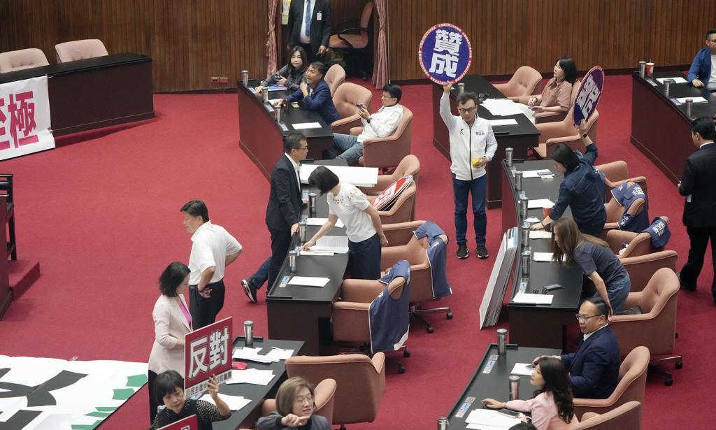 民众党4日于立院提议，鉴于府院党遭共谍渗透，包括秘书长吴钊燮机要秘书也沦陷，但吴