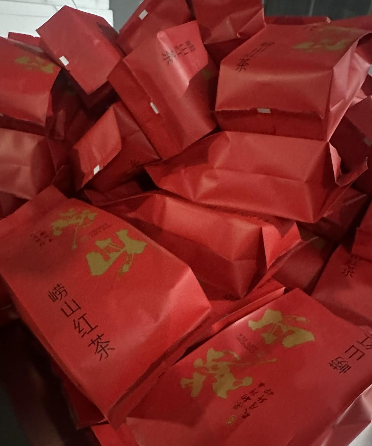 #新鲜出炉 加班，再把这一批干完就可以觉觉了，困得我机器烫手都觉不出来烫了。
站
