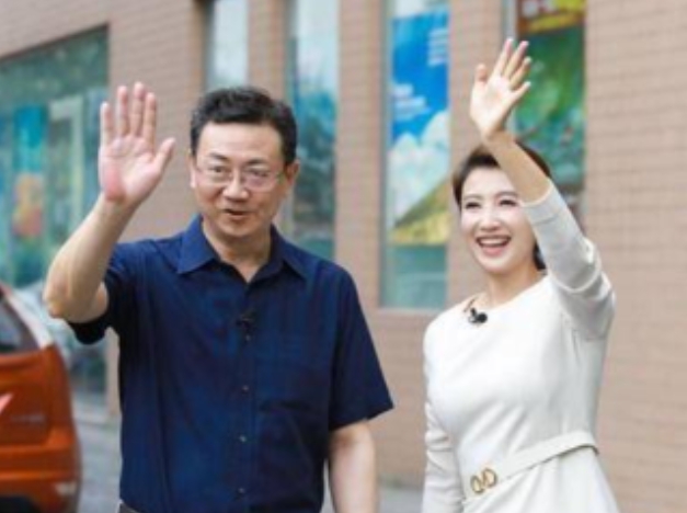与前夫丁克8年，曾经扬言一直不生孩子的春妮，离婚再嫁后却成为了一名晒娃狂魔。

