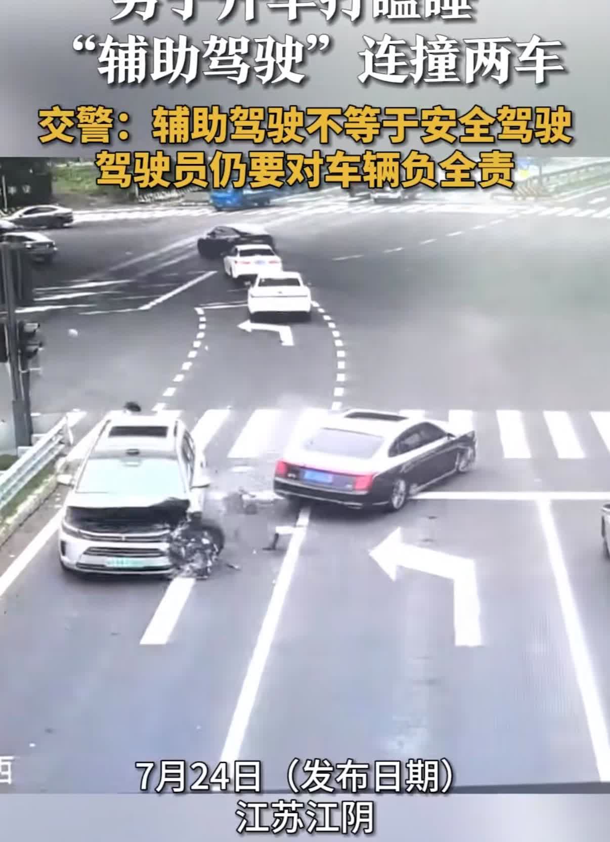 这事太吓人了。
江苏江阴司机朱某。
开车犯困。
他开了车上的辅助驾驶功能。