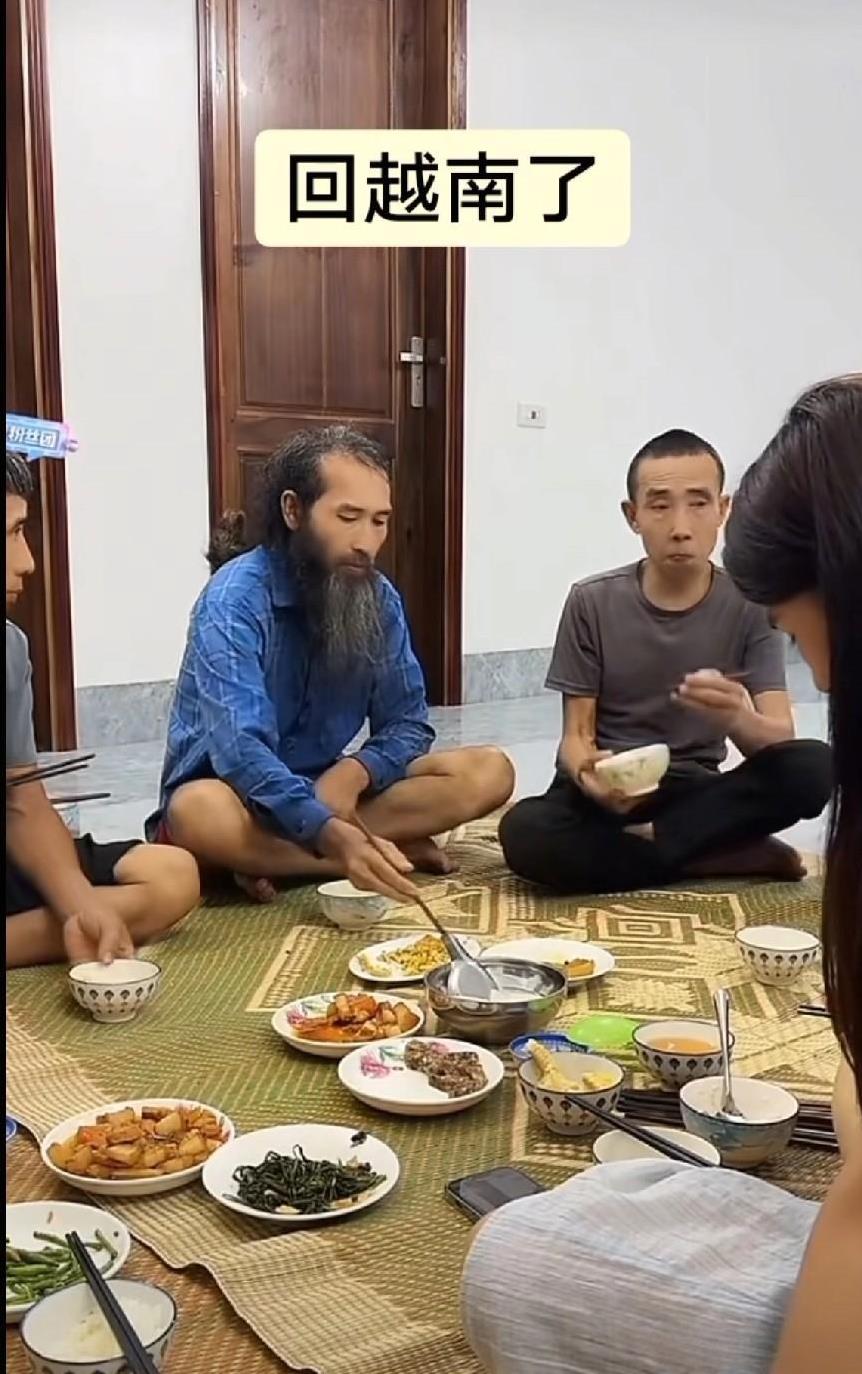 昨晚小松直播时，吞吞吐吐的要跟网友们说个事，急得大家都在评论区催他有话直说！
最