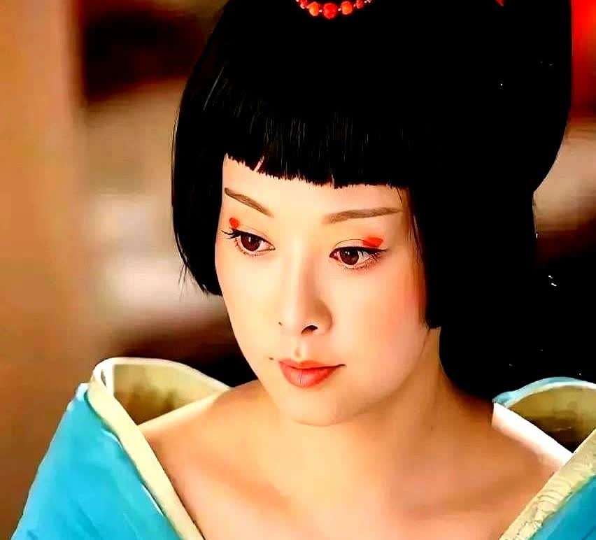 公元前52年，太子刘奭去拜见皇后。

皇后准备了五个宫女，让他挑一个侍寝。
