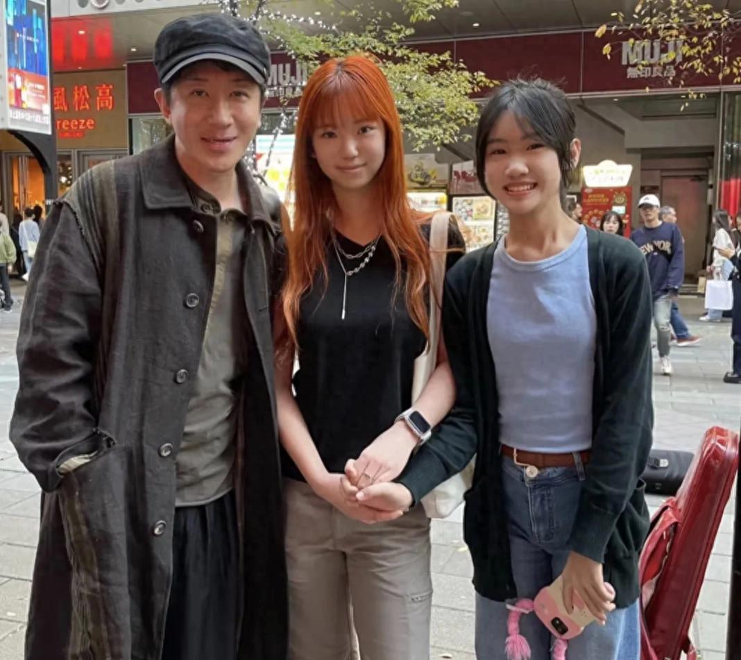49岁刘谦现身北京烧肉店，穿搭老气却难掩健康活力
魔术师刘谦与北京女孩王希怡携手