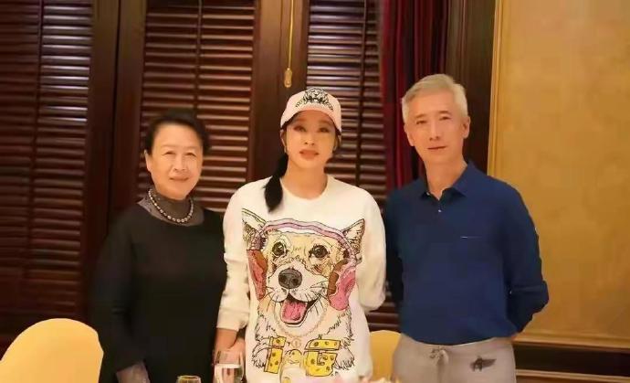 刘晓庆的初中同学聚会照太绝了！一圈白发苍苍的老爷爷老奶奶中间，她身着亮色衣衫，肌