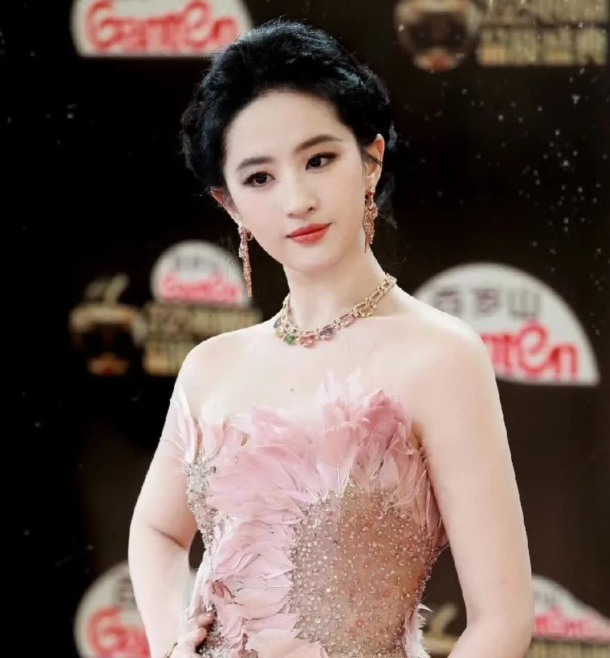 刘亦菲37岁未婚，别再瞎猜原因了！

不是因为放不下宋承宪，也不是在等胡歌，