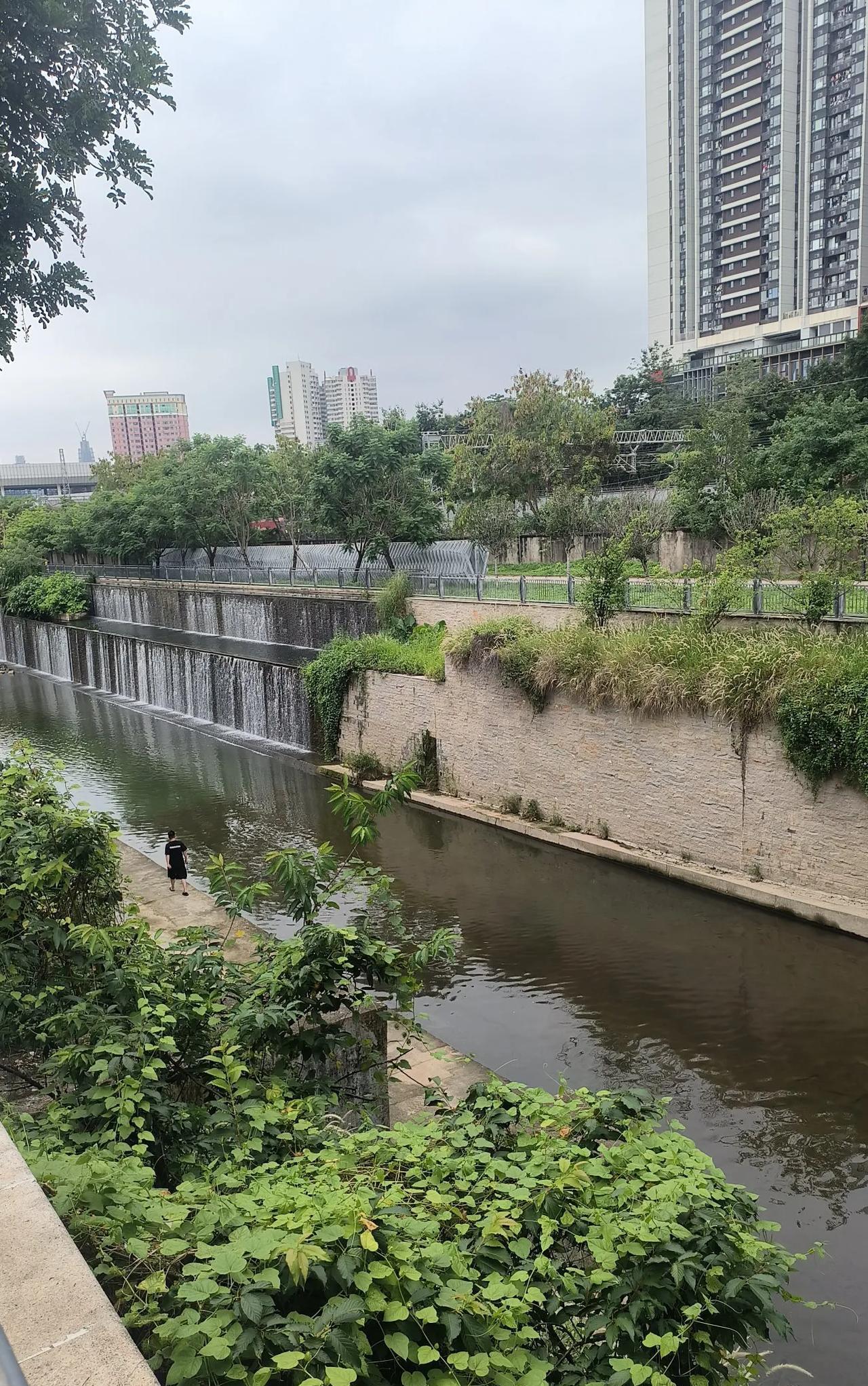 布吉东站布吉河，曾经的嗅水河，经过治理，水清了，现在成了景观河，时间在变，事事在