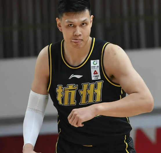 许钟豪得小心了！
CBA总决赛今晚就要开始，面对拥有周琦的北京男篮，北京媒体人认