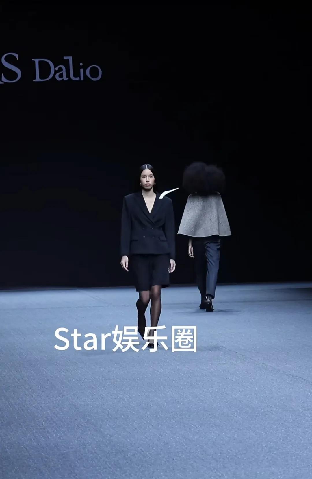 这姑娘，佩服她，勇气可嘉！
作为星二代的她，
要身家她有身家，要身材她有勇气；要