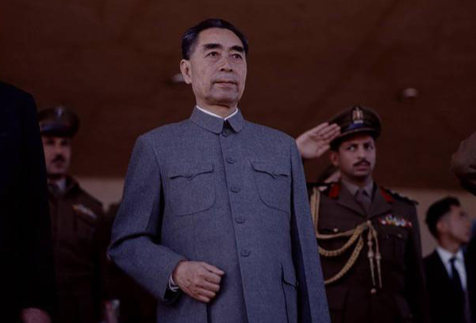 1949年，周总理在中南海见过毛主席后，穿过花园时，他无意间看到一个花匠，回到住
