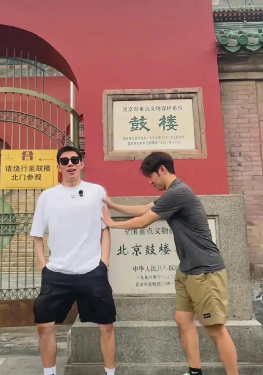 程靖淇和闫安一起在北京玩了。
刚刚看到闫安和程靖淇共创的动态，两个人太好玩了，在